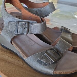 Täōs Womens Wedge Sandal Size 39 8.5